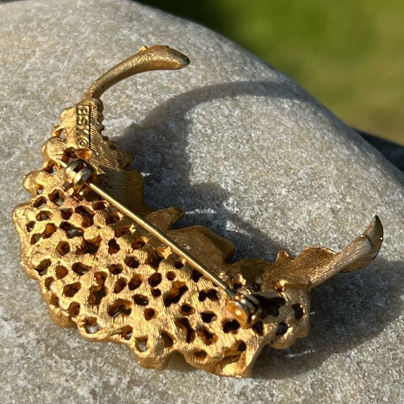 💚 Vintage Signed BSK Leaf Brooch & Clip On Green Gold Tone Earrings Set - Picture 6 of 15